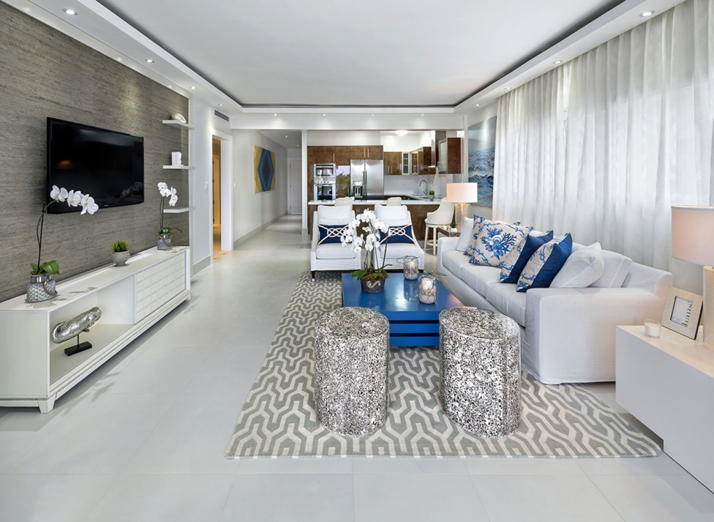 Vista de la sala en el apartamento modelo de Blue Beach Punta Cana