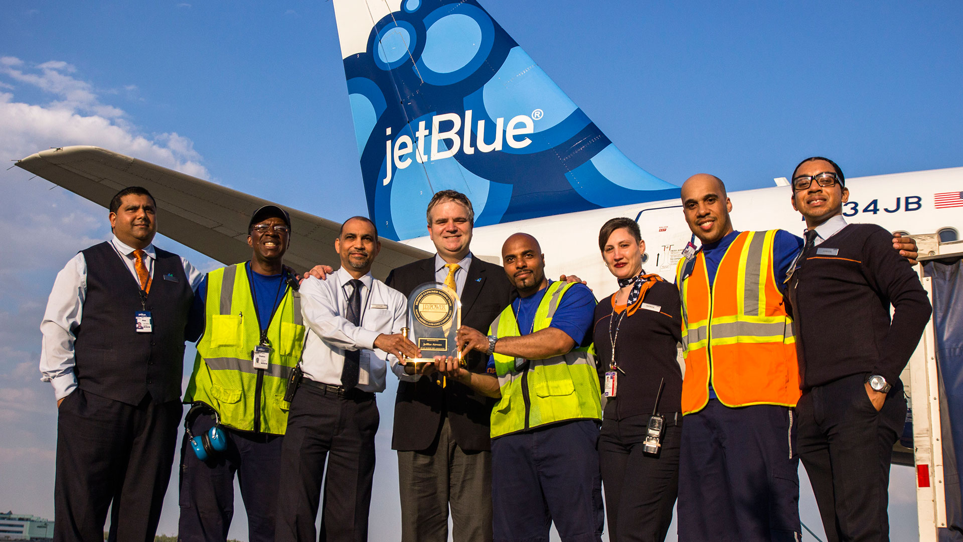 Robin Hayes, Presidente y Director Ejecutivo de JetBlue, comparte el trofeo de J.D. Power junto al equipo de la aerolínea