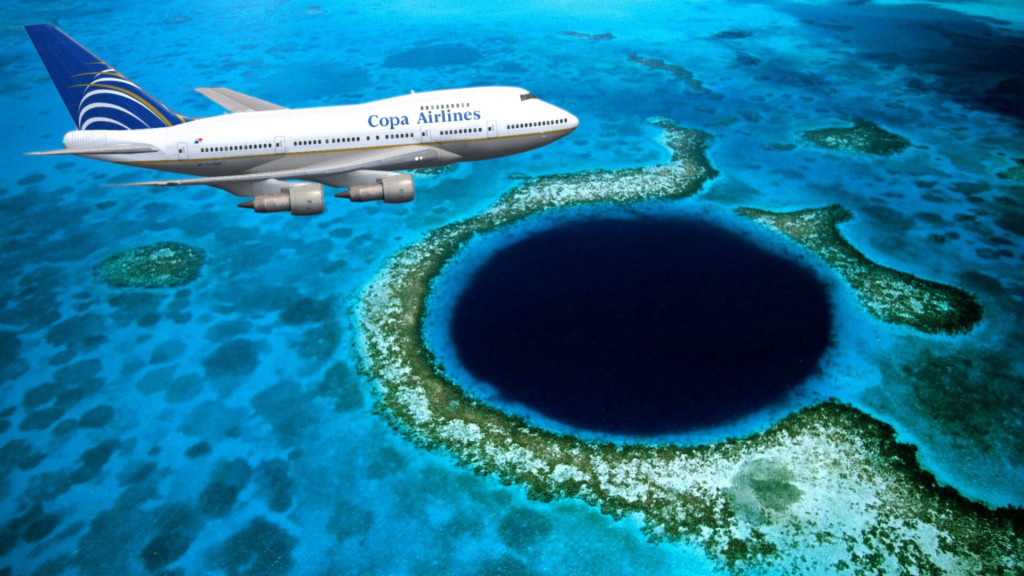 Avión de Copa Airlines vuela sobre el Gran agujero azul de Belice