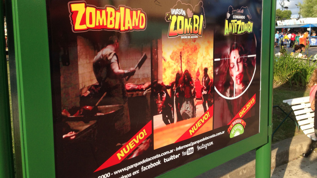 Cartel sobre las nuevas atracciones Zombi en el Parque de la Costa