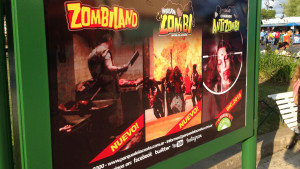 Cartel sobre las nuevas atracciones Zombi en el Parque de la Costa
