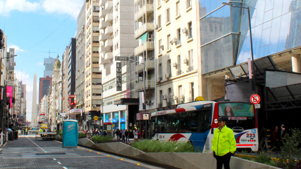 La Avenida Corrientes de Buenos Aires, Argentina estrena nueva vía peatonal