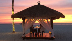 Cena romántica con vista al océano (Foto: Bucuti & Tara Beach Resort)