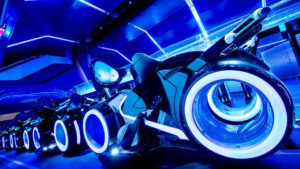 La atracción TRON Lightcycle Run en Disneyland Shanghai (Foto: Disney)
