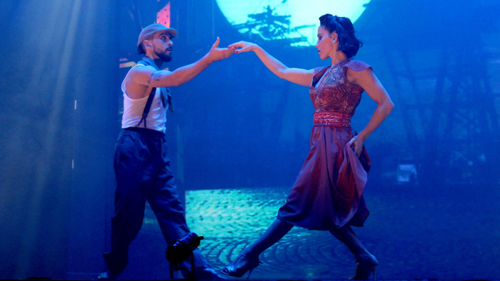 Baile en pareja bajo la luna llena en "Magia!", el espectáculo de Madero Tango