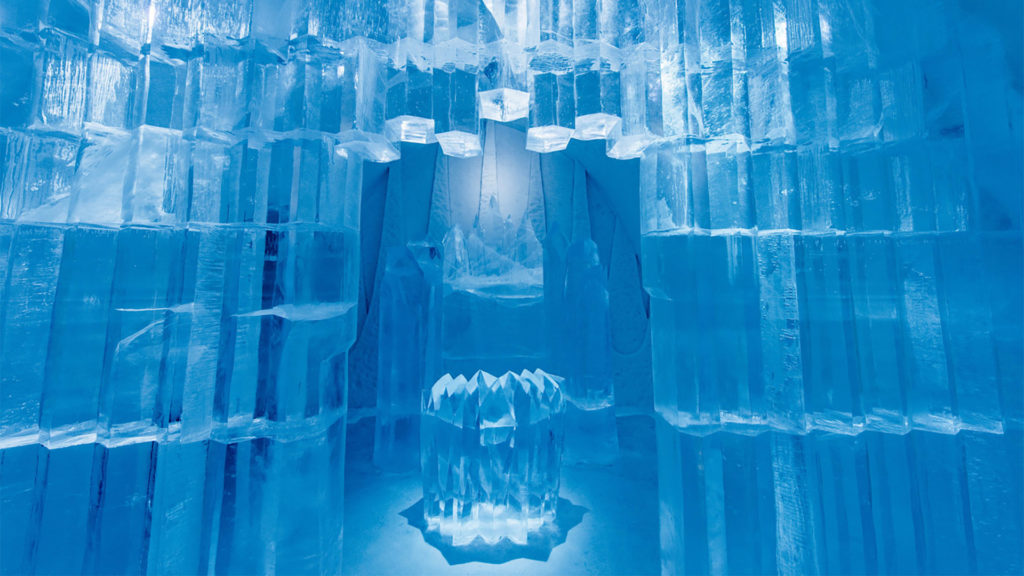 El ICEHOTEL de Suecia es un lugar de hospedaje creado con hielo cada invierno que se derrite en primavera