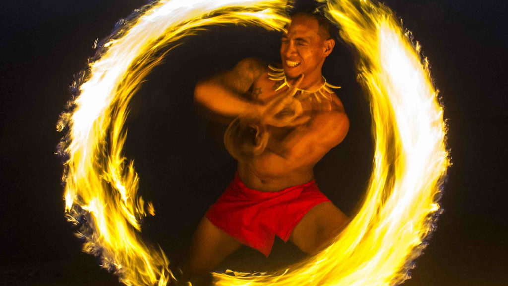 Bailarín tradicional de fuego en Samoa
