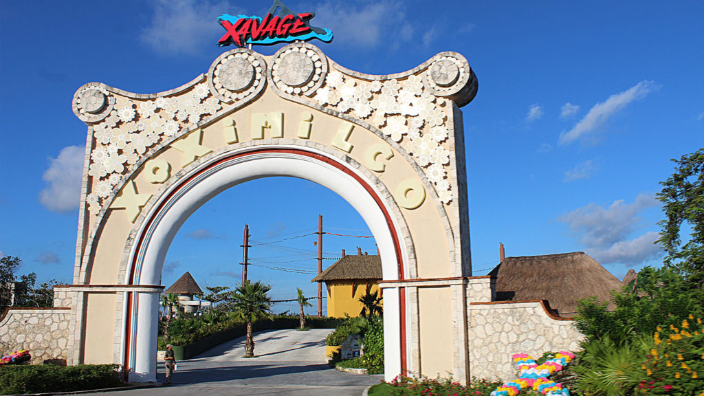 Entrada hacia las atracciones Xoximilco y Xavage