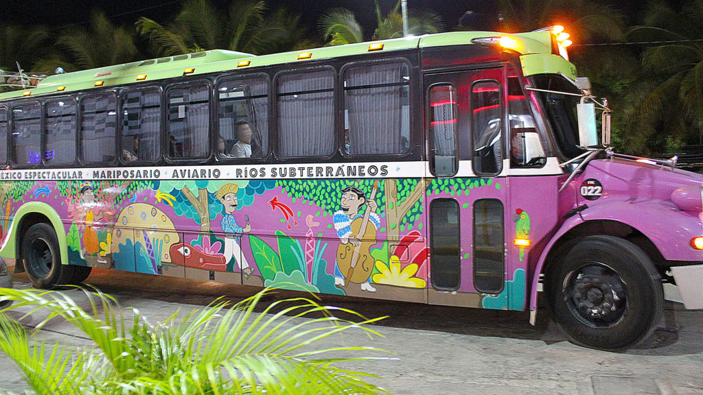 Grupo Xcaret cuenta con transporte para las atracciones que hayan reservado desde varios puntos céntricos de Cancún | Grupo Xcaret has buses to pick up guest at several strategic meeting spots around Cancun and take them to their reserved parks and attractions