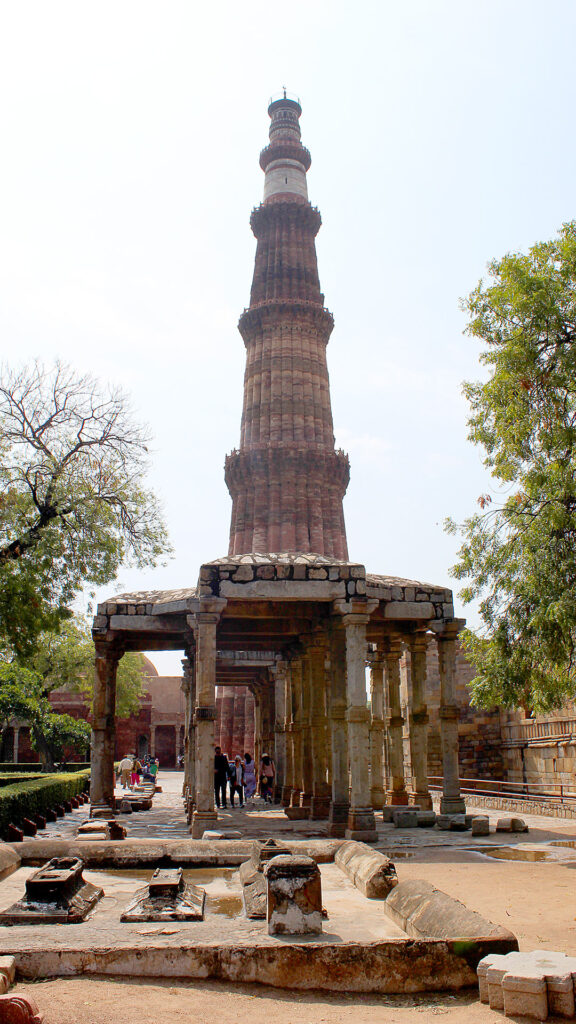 Minarete Qutub Minar, con ruinas de la mezquita Quwwat-ul Islam, Delhi, India