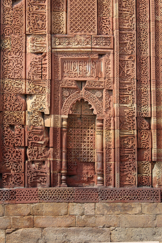 Detalle de muro de mezquita Quwwat-ul Islam