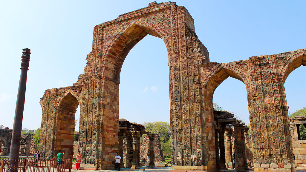 Arco de mezquita Quwwat-ul Islam con Pilar de hierro de Delhi | Arch from Quwwat-ul Islam Mosqu, with Iron pillar from Delhi