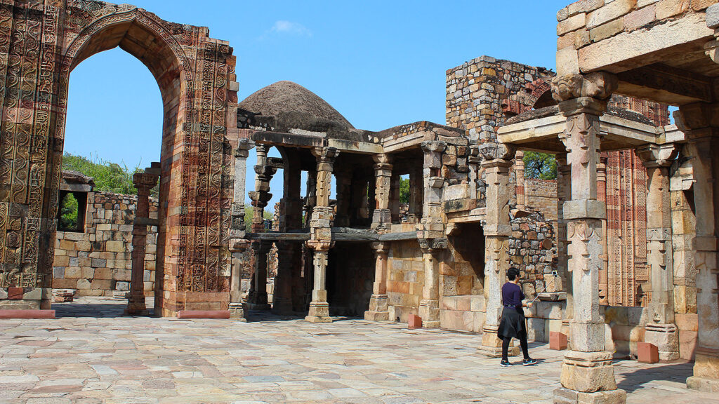 Ruinas de la mezquita Quwwat-ul Islam