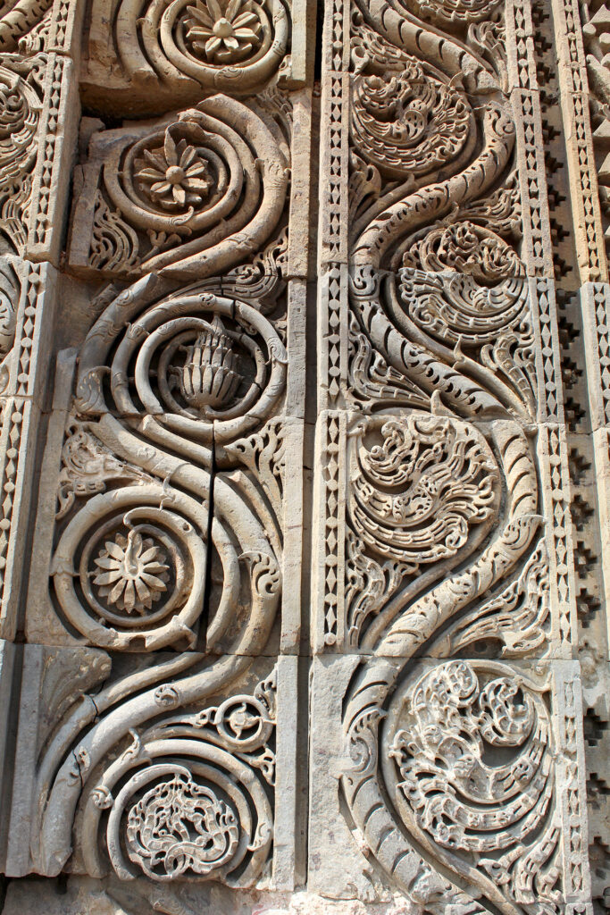 Detalle decorativo de Quwwat-ul Islam