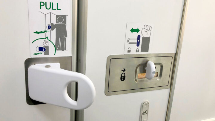Jamco/All Nippon Airways: New hands-free lavatory door lock for airplanes | Nueva cerradura de puerta "manos libres" para lavatorio aéreo