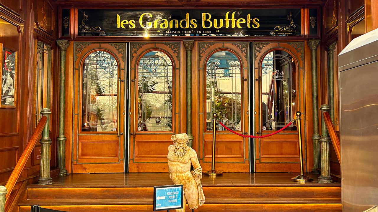 Entrada a Les Grands Buffets | Les Grands Buffets Entrance