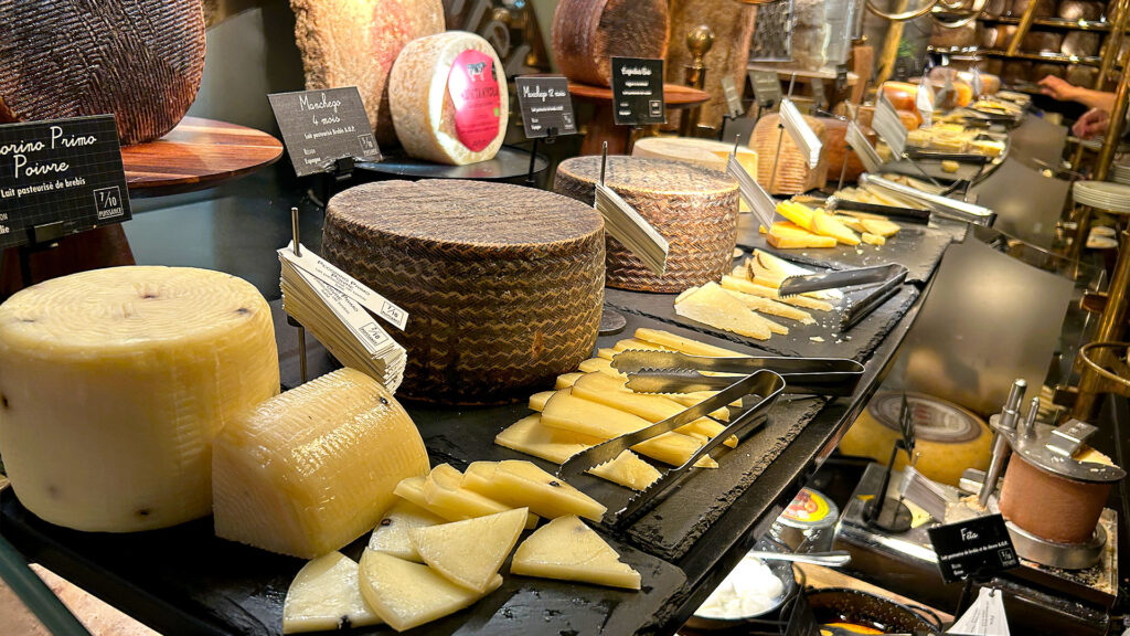 Variedad de quesos en Les Grands Buffets | Les Grands Buffets cheese variety