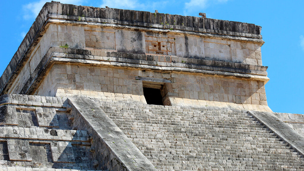 Detalle de la plataforma sobre el templo de Kukulcán | Closeup of the Top of the Temple of Kukulcán