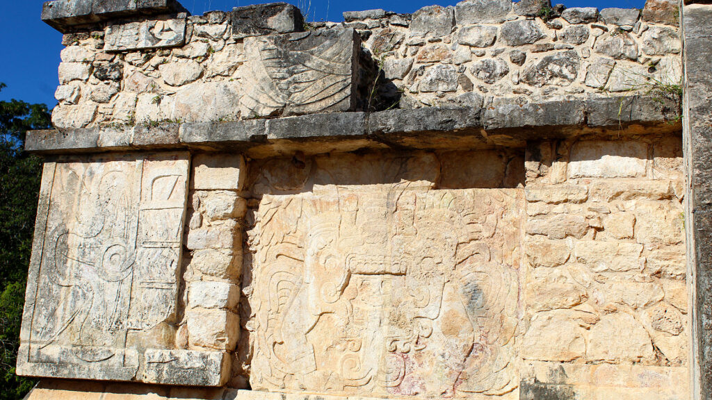 Otro relieve en el Plataforma de las Águlas y los Jaguares en Chichén Itzá | Another Relief on the Platform of the Eagles and Jaguars at Chichén Itzá