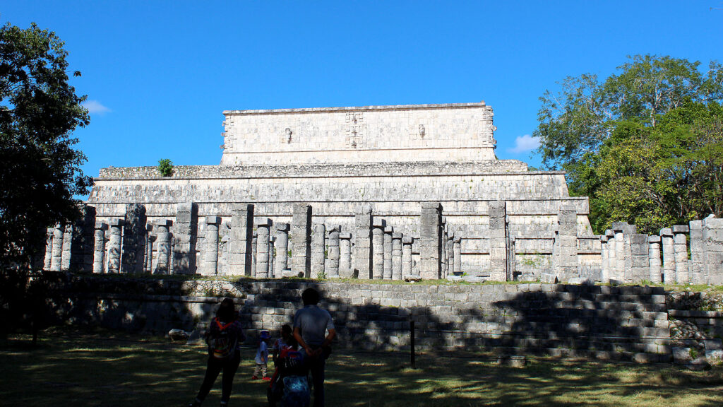 Otro lado del Templo de los guerreros en Chichén Itzá | Another side from the Temple of the Warriors at Chichén Itzá
