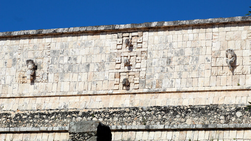 Detalle del otro lado del Templo de los guerreros en Chichén Itzá | Side detail from the Temple of the Warriors at Chichén Itzá