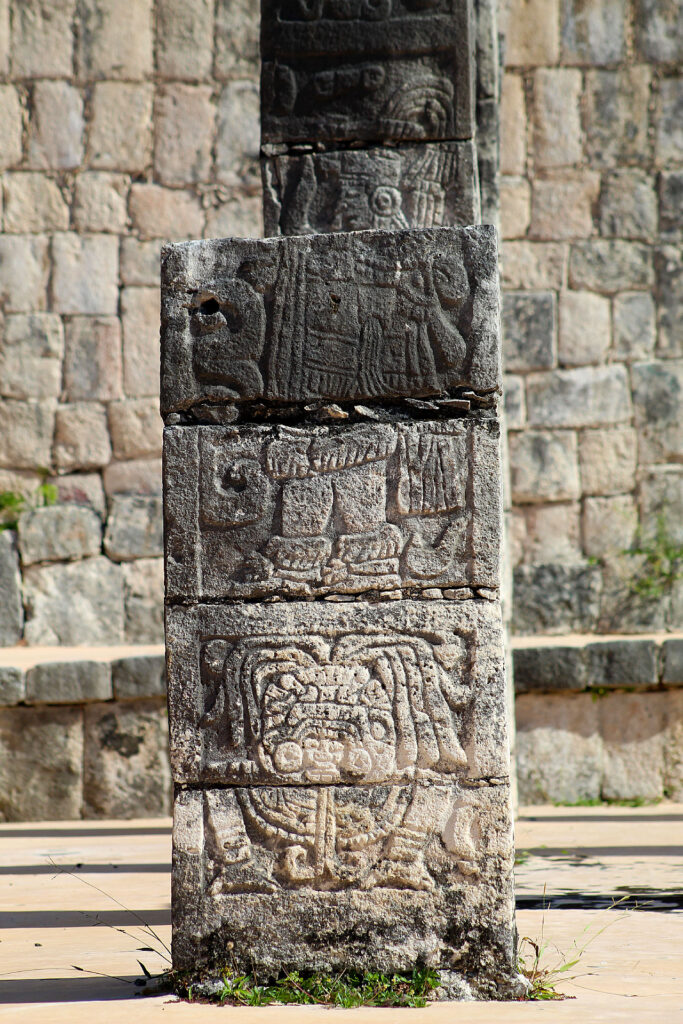 Detalle del Templo de las columnas esculpidas en Chichén Itzá | Detail from the Temple of the Sculpted Columns at Chichén Itzá
