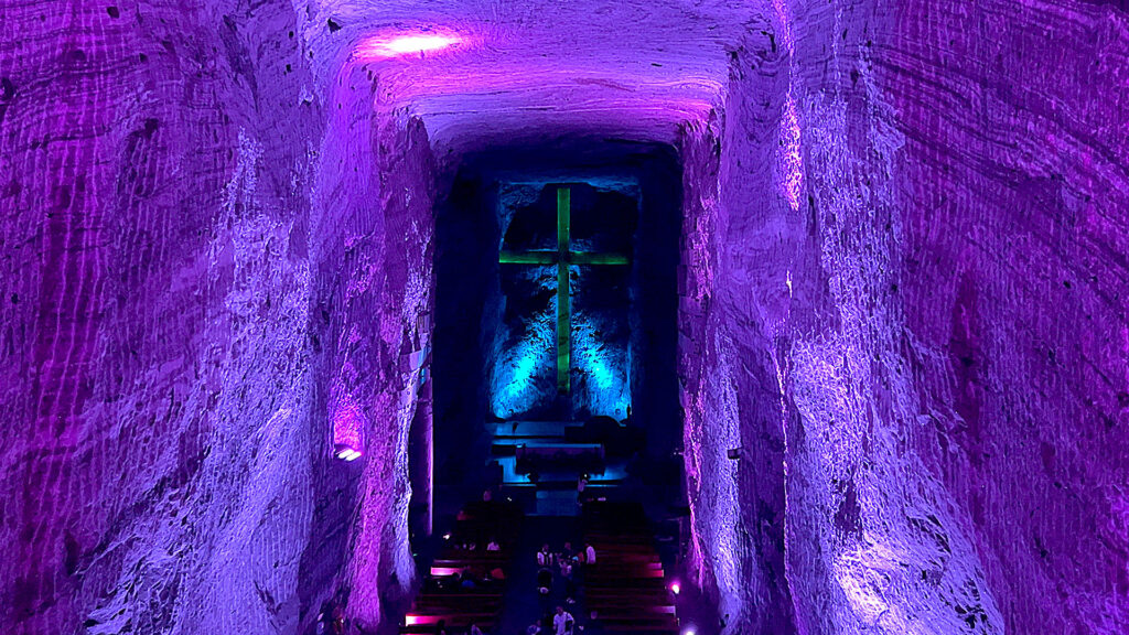 Vista aérea de la capilla principal en la Catedral de Sal de Zipaquirá | Aerial View of the main Chapel at the Zipaquira Salt Cathedral