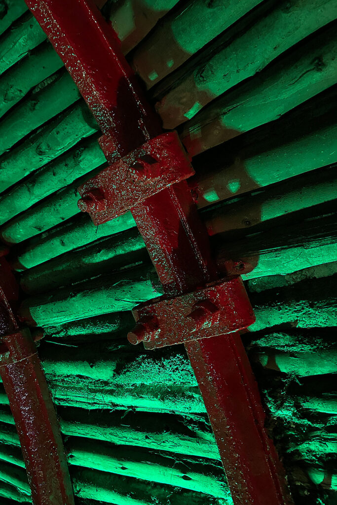 Viga del túnel hacia la mina de sal | Beam in the Tunnel Toward the Salt Mine