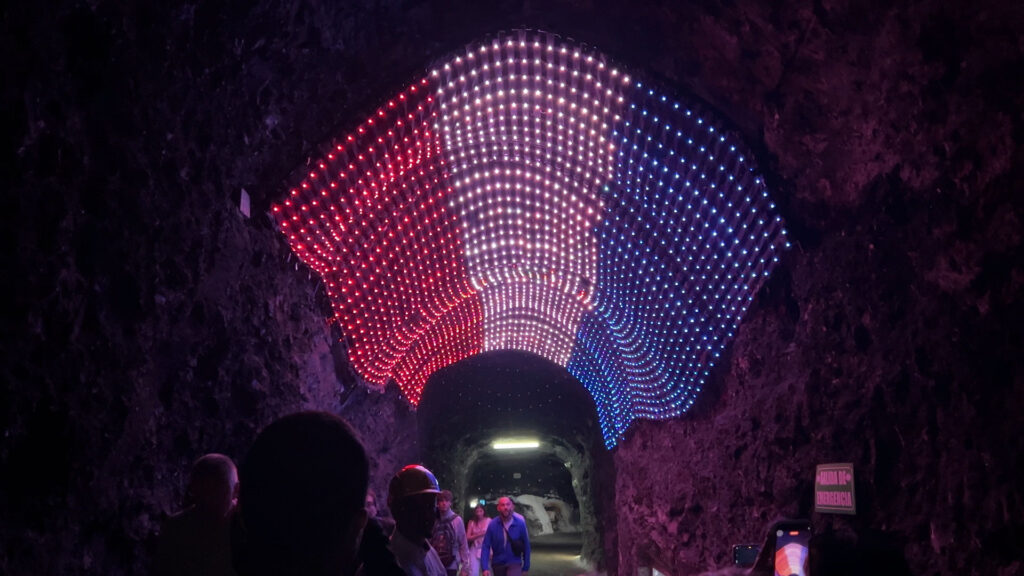 Bienvenida de banderas en bombillos LED | Flag Welcoming Using LED Bulbs