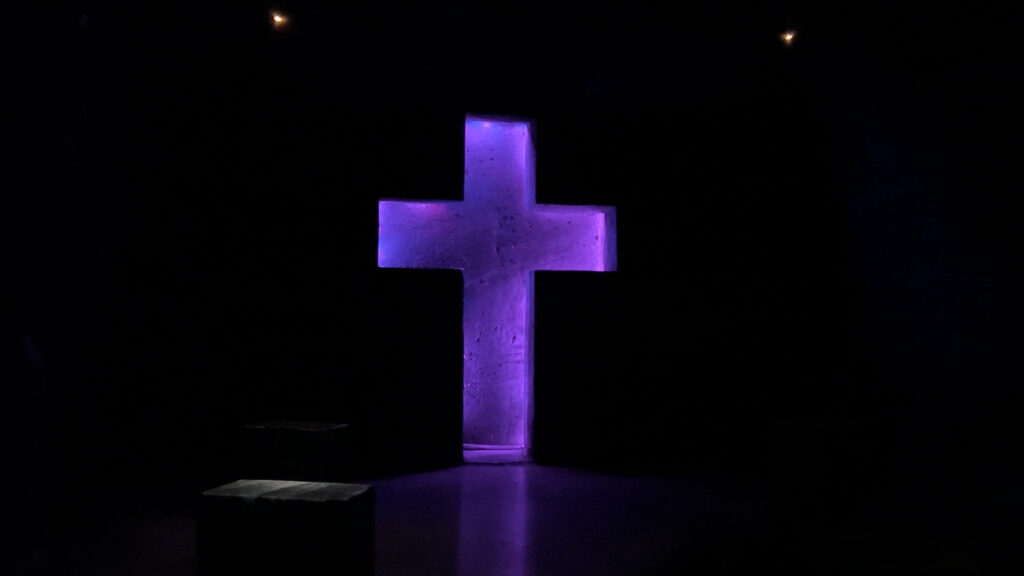 Cruz oscura n la Viacrucis de la Catedral de Sal | Dark Cross in the Salt Cathedral's Via Crucis