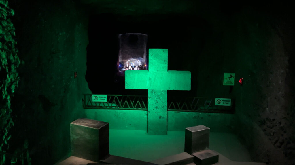 Cruz con mira a la Zona Comercial | Cross Overlooking the Shopping Area