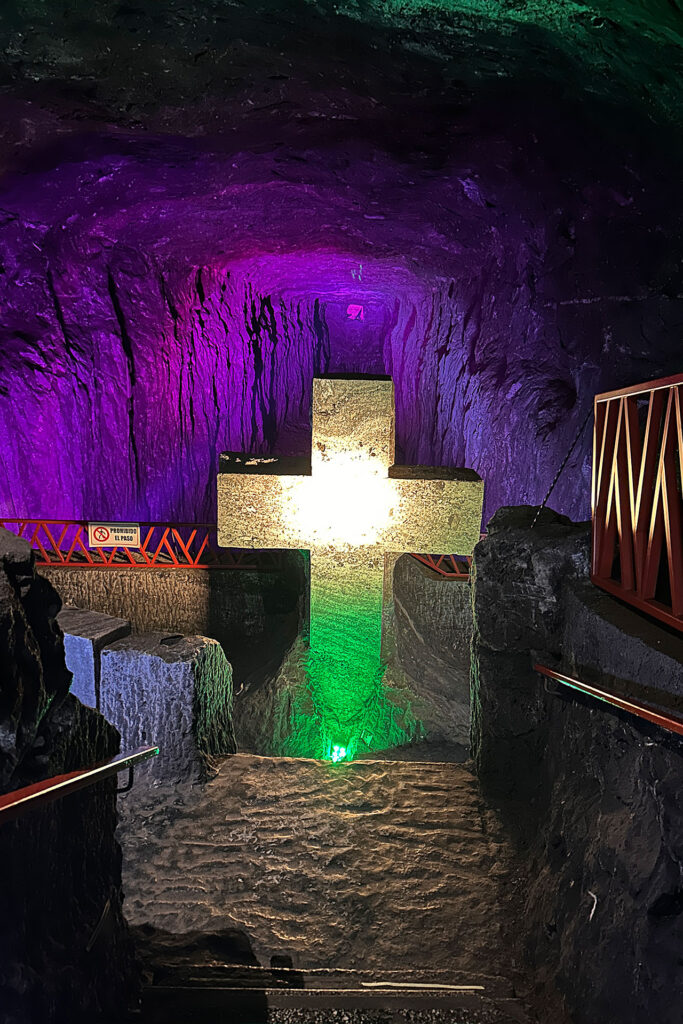 Cruz en caverna de sal | Cross Within a Salt Cavern